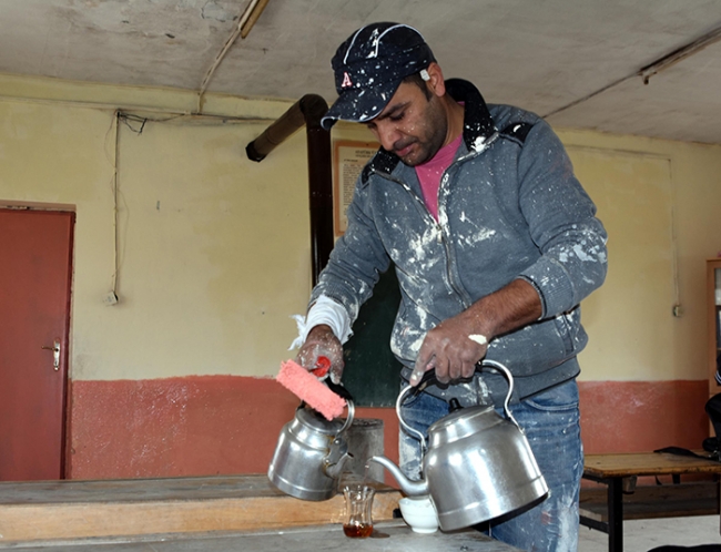 Cumhuriyet Bayramı'nda boya yapan fedakar öğretmen 4