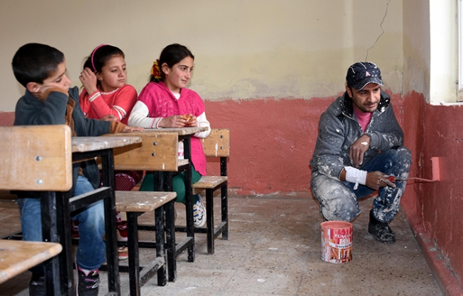 Cumhuriyet Bayramı'nda boya yapan fedakar öğretmen 5