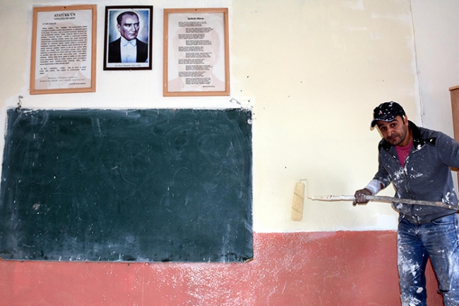 Cumhuriyet Bayramı'nda boya yapan fedakar öğretmen 6