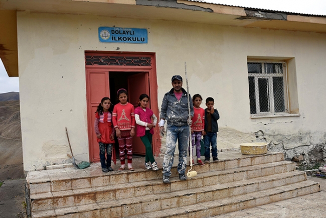 Cumhuriyet Bayramı'nda boya yapan fedakar öğretmen 7