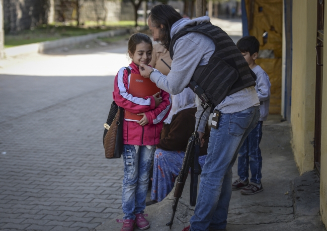 Diyarbakır'da operasyona katılan polislere halk desteği 1