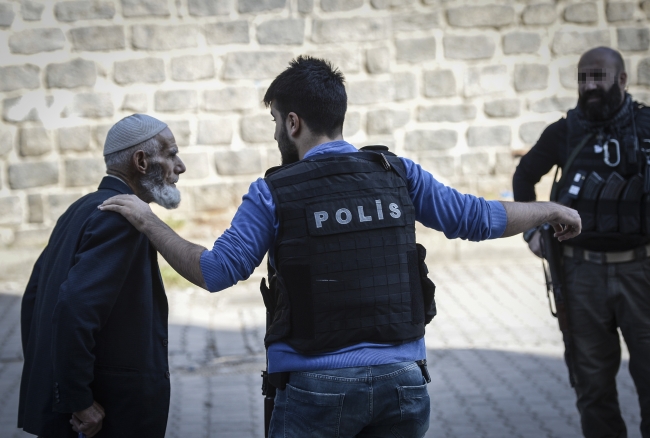 Diyarbakır'da operasyona katılan polislere halk desteği 2