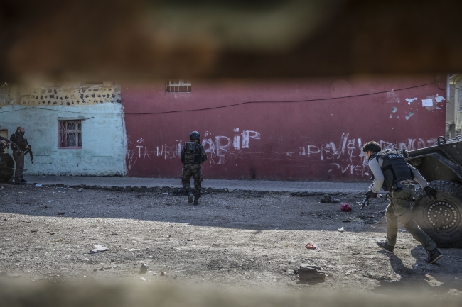 Diyarbakır'da operasyona katılan polislere halk desteği 14