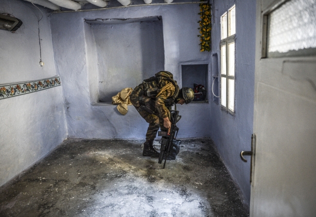 Diyarbakır'da operasyona katılan polislere halk desteği 12