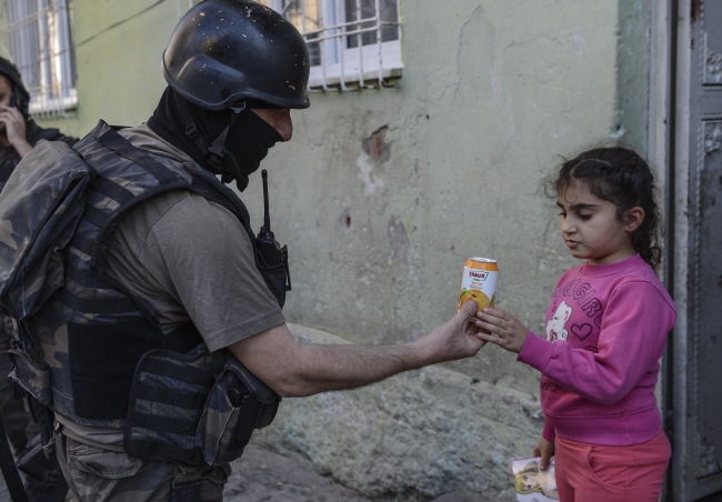 Diyarbakır'da operasyona katılan polislere halk desteği 15