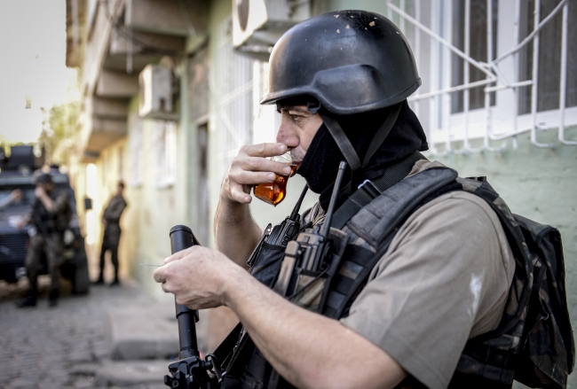 Diyarbakır'da operasyona katılan polislere halk desteği 9