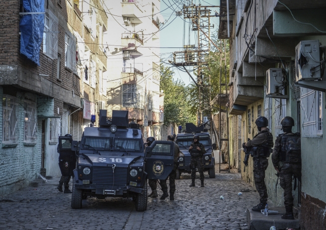 Diyarbakır'da operasyona katılan polislere halk desteği 11