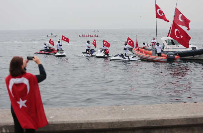 İstanbul'da 6,5 kilometrelik "Ata'ya saygı zinciri" oluşturuldu 8