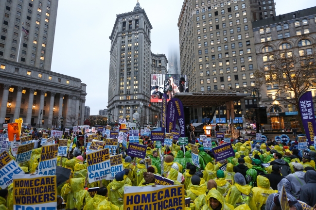Amerikalı işçiler asgari ücret zammı için sokakta 1