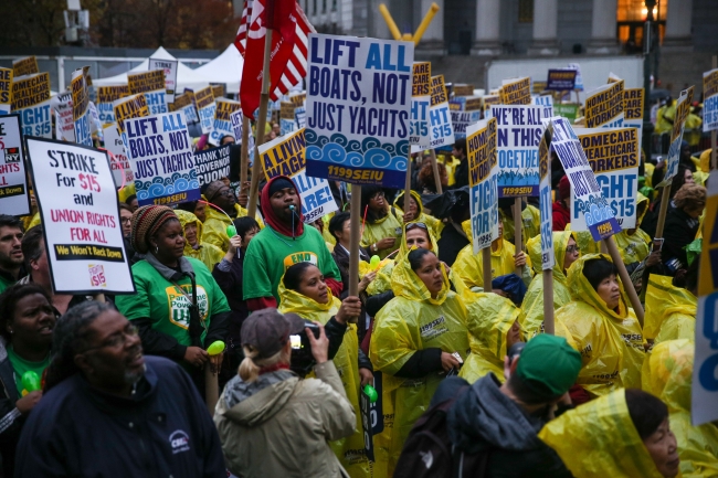 Amerikalı işçiler asgari ücret zammı için sokakta 3
