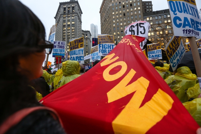 Amerikalı işçiler asgari ücret zammı için sokakta 12