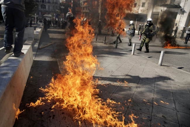 Yunanistan'da genel grev: Atina yanıyor! 1