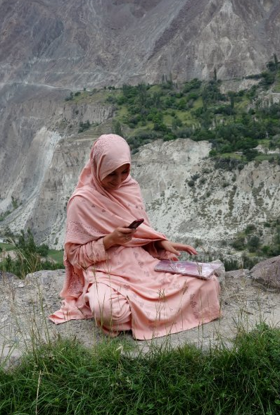 Pakistanlı kadınların cep telefonu aşkı 1