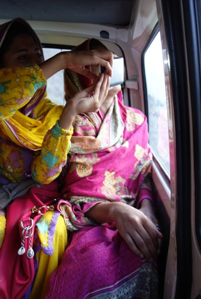 Pakistanlı kadınların cep telefonu aşkı 5