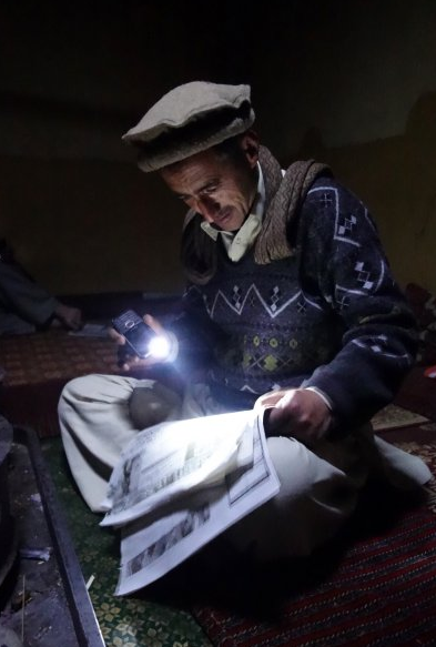 Pakistanlı kadınların cep telefonu aşkı 6