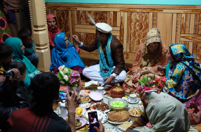 Pakistanlı kadınların cep telefonu aşkı 8