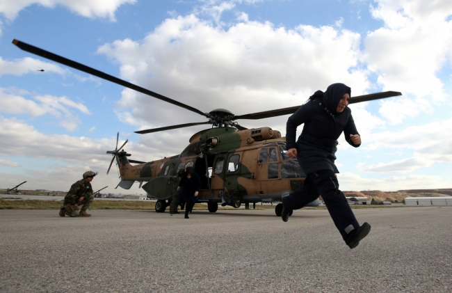 Muhabirler savaşa hazırlandı 8