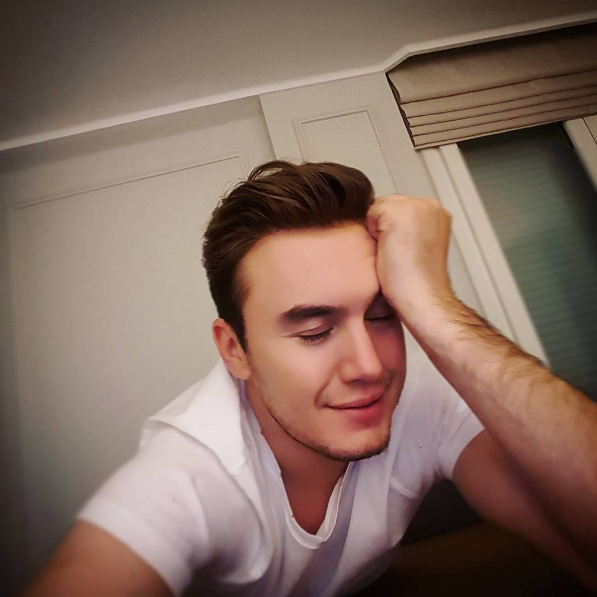 Instagram'da ünlüler: Ayça Bingöl sahneye doğum arası verdi 9