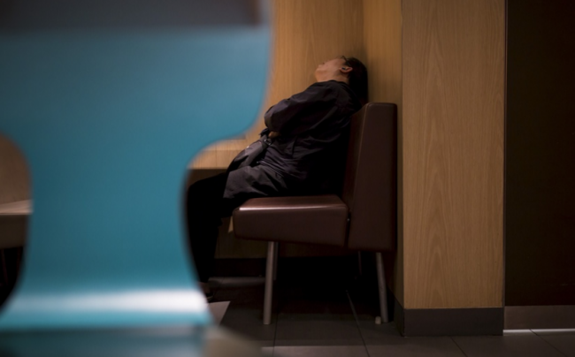 Restoranda uyuyan evsizler 1