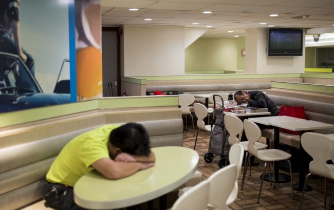 Restoranda uyuyan evsizler 2