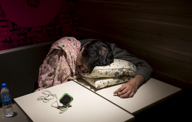 Restoranda uyuyan evsizler 4