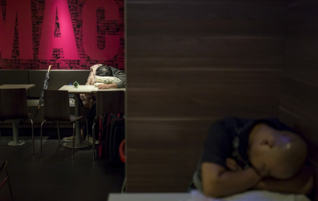 Restoranda uyuyan evsizler 6