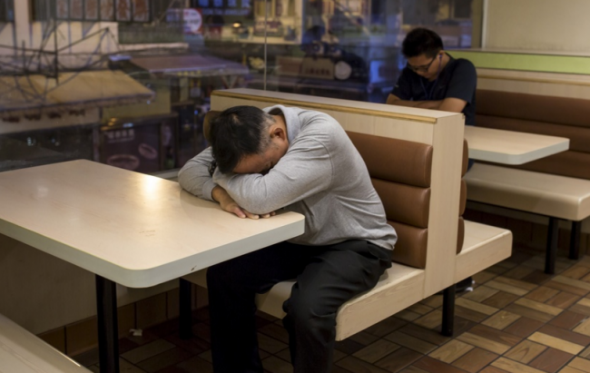 Restoranda uyuyan evsizler 7