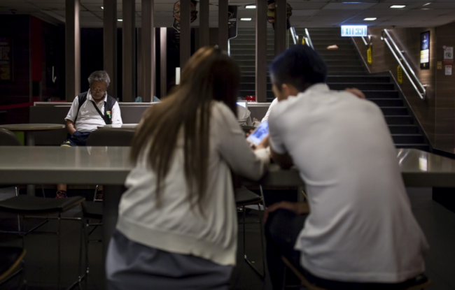 Restoranda uyuyan evsizler 8