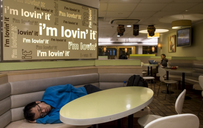 Restoranda uyuyan evsizler 9