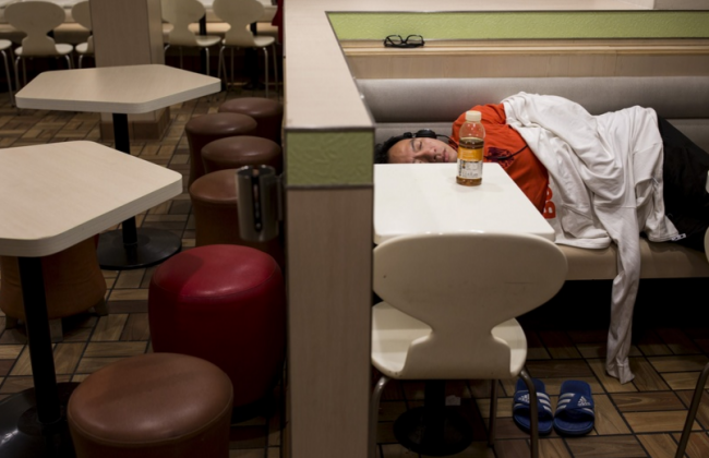 Restoranda uyuyan evsizler 10