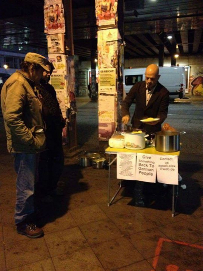 Suriyeli mülteci, evsiz Almanları doyuruyor 1