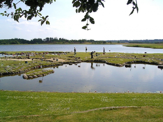 Gölün üzerine dünya haritası yaptı 4