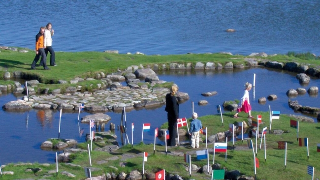 Gölün üzerine dünya haritası yaptı 8