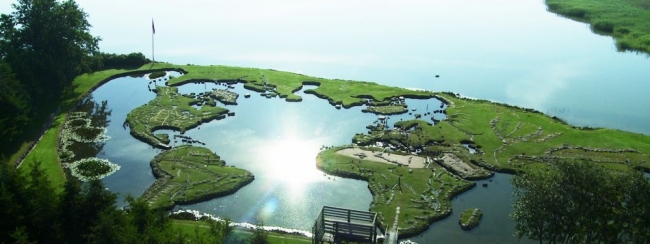 Gölün üzerine dünya haritası yaptı 9