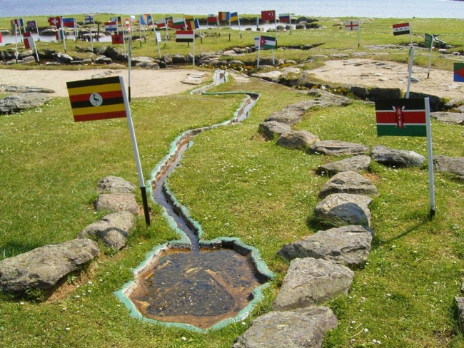 Gölün üzerine dünya haritası yaptı 10