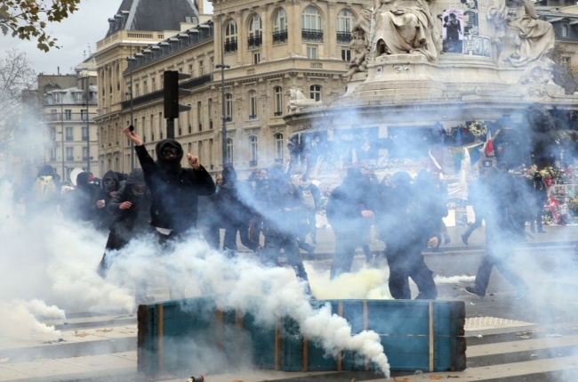 Paris'te çevrecilere 'IŞİD' muamelesi 2