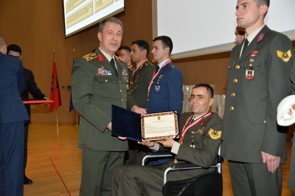 Hulisi Akar'dan kahramanlara madalya 5