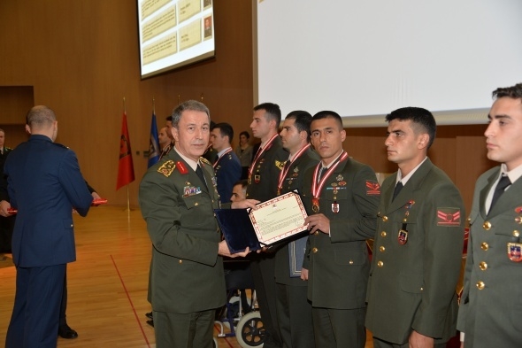 Hulisi Akar'dan kahramanlara madalya 2