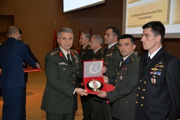 Hulisi Akar'dan kahramanlara madalya 1