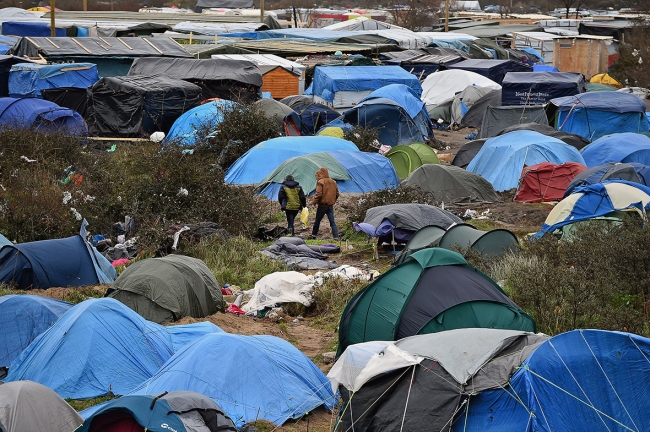 Fransa'da sığınmacılara havuz yasağı 1