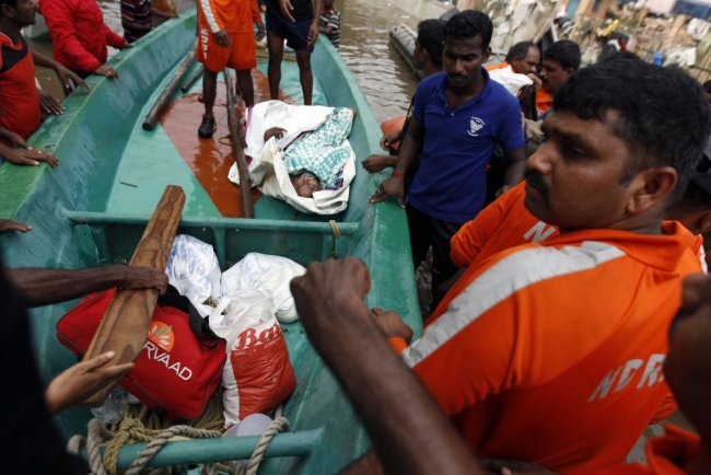 Hindistan'da sel faciası: 300 ölü 8