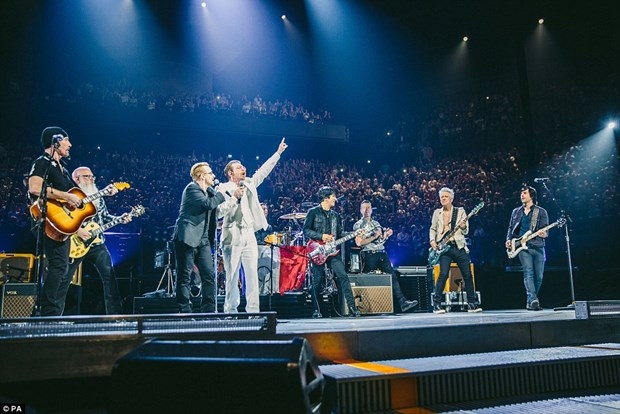 Eagles of Death Metal Paris'te konser verdi 11