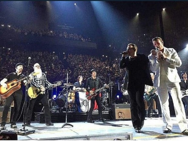 Eagles of Death Metal Paris'te konser verdi 10