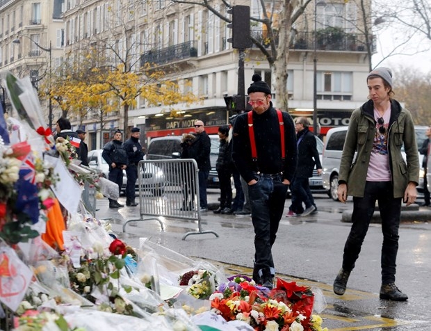 Eagles of Death Metal Paris'te konser verdi 5