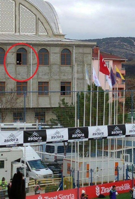 İmam maçı camiden izledi 1