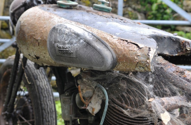 Motosiklet dünyasının efsanesi Brough 8