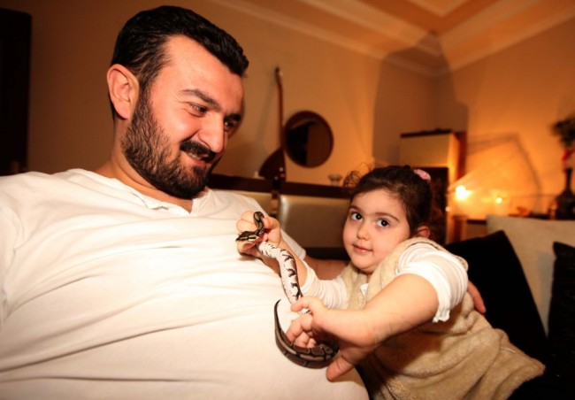 Kızı istedi diye eve piton aldı! 6