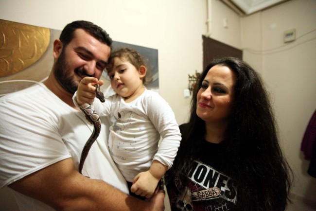 Kızı istedi diye eve piton aldı! 9