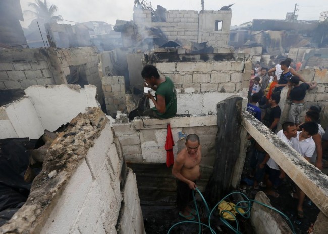 Filipinler'deki yılbaşı kutlamalarında bin ev yandı 7