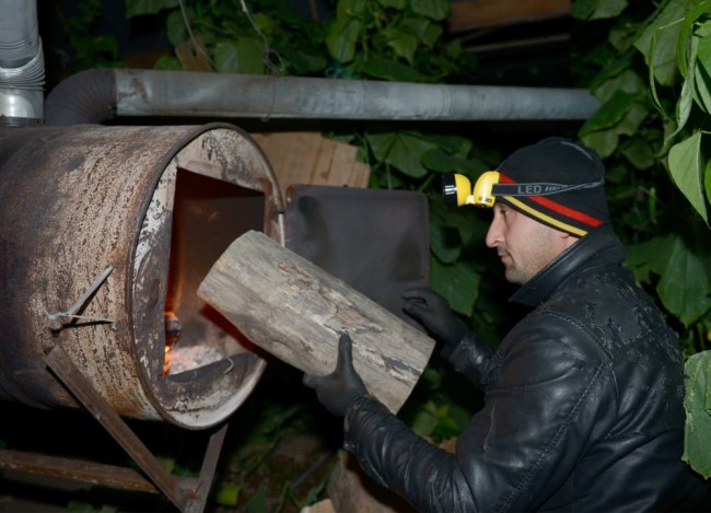 Antalya'da seracılardan 'don nöbeti' 1